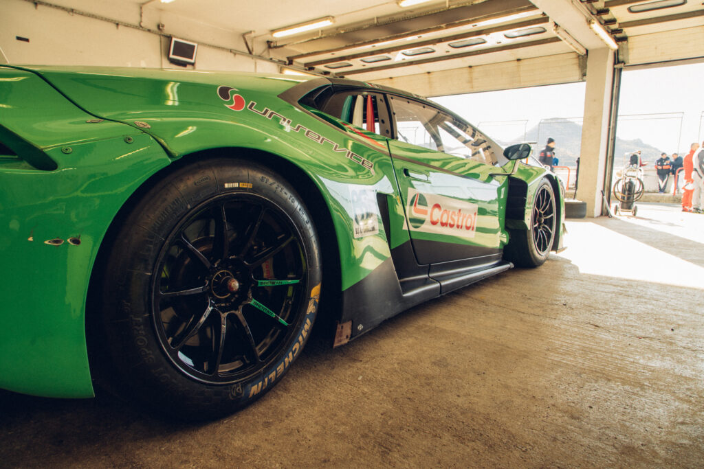 Vettura GT nella corsia box durante un track day Race in Circuit