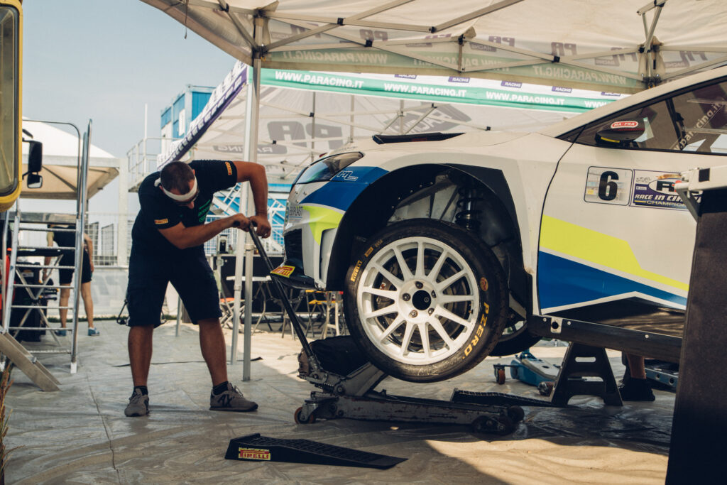 Vettura della flotta noleggio Race in Circuit preparata dai tecnici nel box
