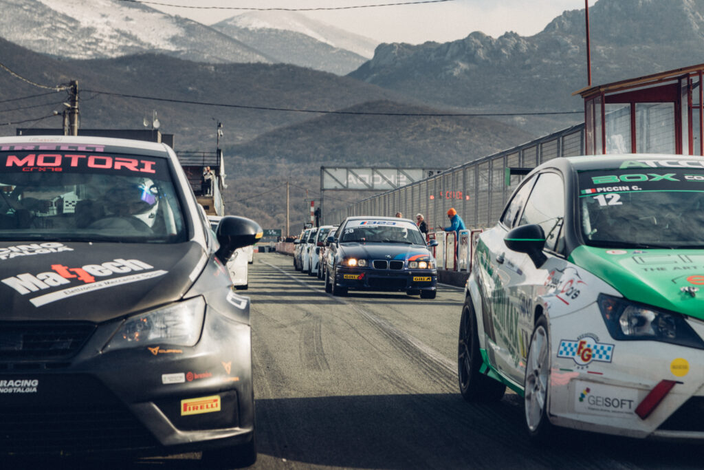 Vetture da corsa ruota a ruota durante una gara sprint Race in Circuit
