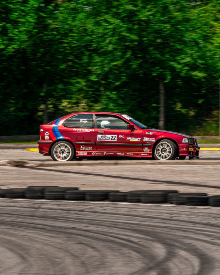 Vettura da corsa in azione durante un evento Race in Circuit