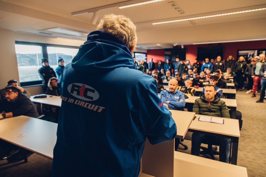 Briefing Race in Circuit con i partecipanti prima di scendere in pista
